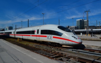 282 km/h-val lógott két vasúti kocsi között egy magyar férfi