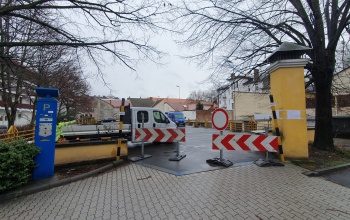 Megkezdődött a Csokonai utcai parkoló felújítása