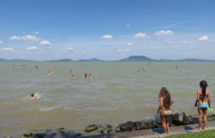 Középkorú férfi fulladt a Balatonba