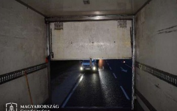 34 migránst rejtegetett a teherautójában