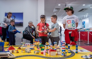 Csillogó szemekkel fürkészték a gyerekek a LEGO-kiállítást az Együdben