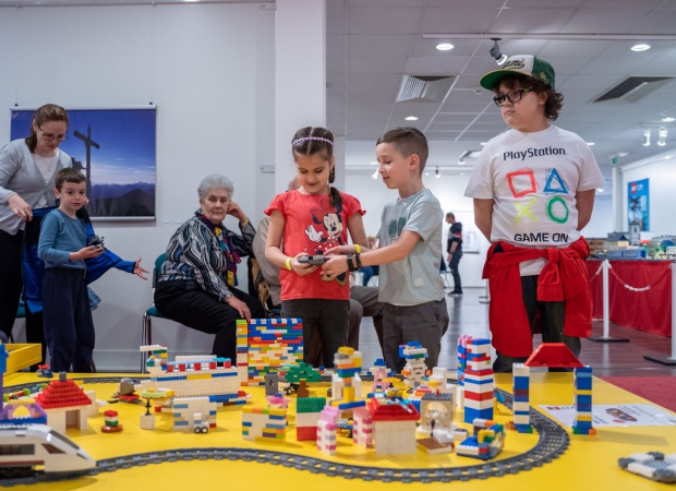 Csillogó szemekkel fürkészték a gyerekek a LEGO-kiállítást az Együdben