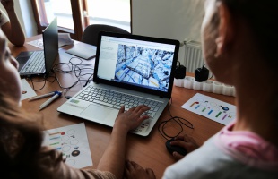 Robotok és űrhajósok is segítették a gyerekek esélyteremtését