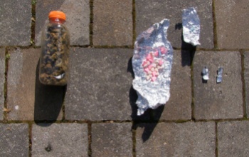 Összeveszett a pár a panzióban, bosszúból a csaj bemószerolta a drogot birtokló fiúját a rendőröknél