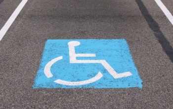 Rokona mozgássérült igazolványával parkolt