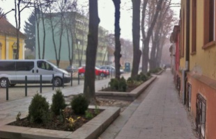 Több parkolóhelyet is lezárnak a Németh István fasoron a faültetési munkálatok miatt