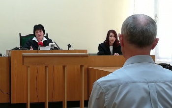 Két ügyben is vádat emeltek a Marcaliban késelő apa és garázda fia ellen