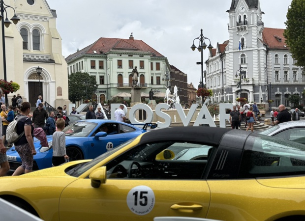 Porschék lepték el a Kossuth teret
