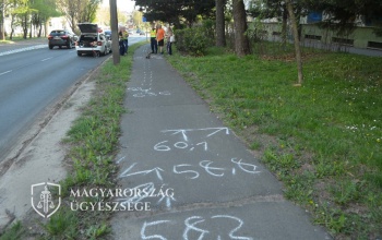 Betépve menekült a rendőrök elől, majdnem elütött két gyalogost a Petőfi utcában