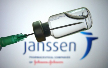 Európai Gyógyszerügynökség: nagyon ritka esetekben kapcsolat lehet a Johnson & Johnson vakcinája és a vérrögképződéses esetek között