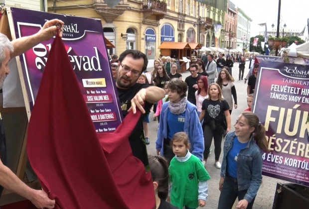 Hatalmas tánc közepette mutatták be a Roxinház következő évadát