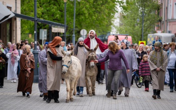 Virágvasárnapi körmenet: szamárháton vonult be a Kossuth térre Jézus