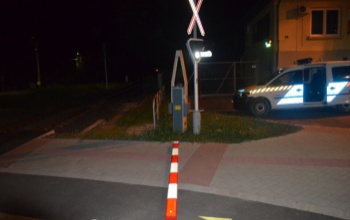Egy rúgással letörte a sorompót