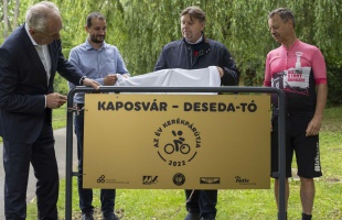Emléktáblát avattak az év kerékpárútjának a Deseda mellett