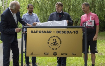 Emléktáblát avattak az év kerékpárútjának a Deseda mellett