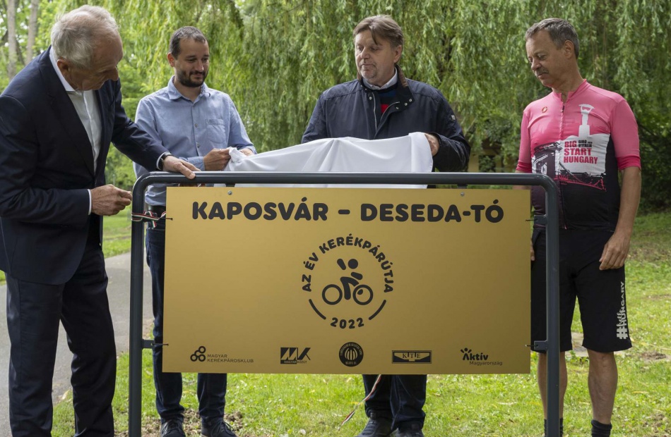 Emléktáblát avattak az év kerékpárútjának a Deseda mellett