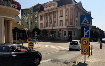 Mától nem lehet behajtani a Széchenyi tér felől a Fő utcába