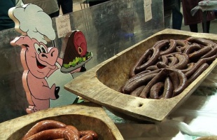 Frissen sült hurkák, avagy disznóságok a Nagypiacon