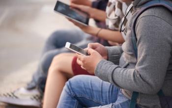 Házirendbe iktatják az iskolai mobiltelefon használatát
