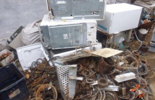 Öt tonna illegális fém az udvarban