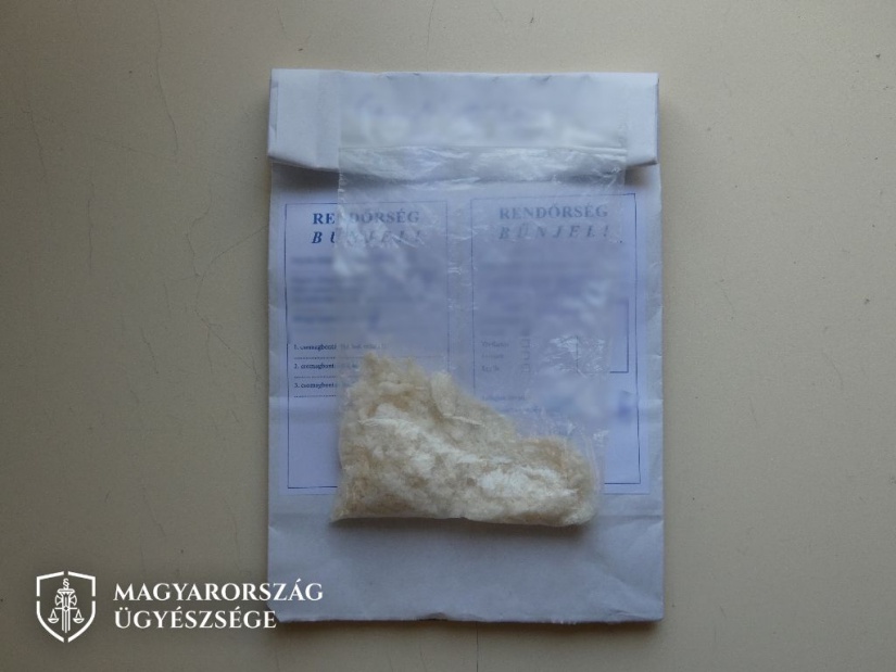 A fényképek a Siófoki Rendőrkapitányság készítette a vádlottaktól lefoglalt kábítószer vizsgálata során