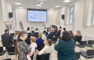 Fontos témák a korai kötődéstől a kommunikációig – szakmai találkozót tartott a Mondj Igent a Gyermekkora Egyesület