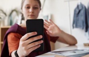 Az alfa generáció és a munka világa: mire készítsük fel a fiatalokat egy folyamatosan változó digitális környezetben