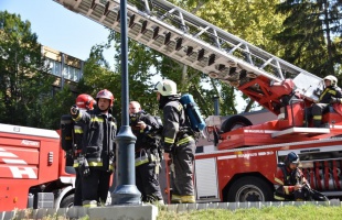 Négyes karambol Kaposváron, átszakított gázvezeték, lángoló markoló, szalagkorlátnak ütközött egyterű