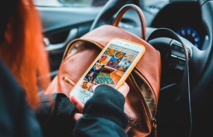 Betilthatják a közösségi médiát a 15 év alattiaknak Dániában