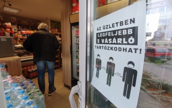 Korlátozni akarják az üzletekbe lépő vevők számát, este 10 óráig tolódhat a kijárási tilalom