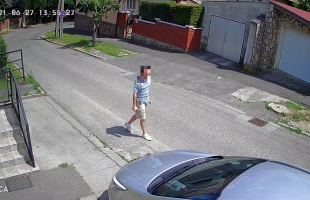 Végigkarcolta egy kocsi oldalát a Mikszáth Kálmán utcában, a kamera mindent felvett