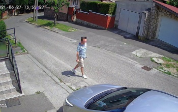 Végigkarcolta egy kocsi oldalát a Mikszáth Kálmán utcában, a kamera mindent felvett
