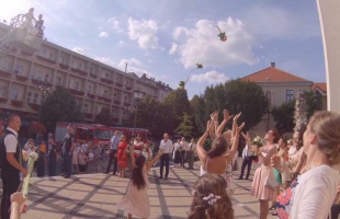 Emelőkosárból repült a menyasszonyi csokor a Kossuth téren