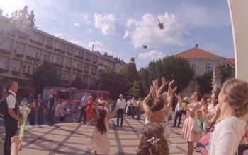 Emelőkosárból repült a menyasszonyi csokor a Kossuth téren