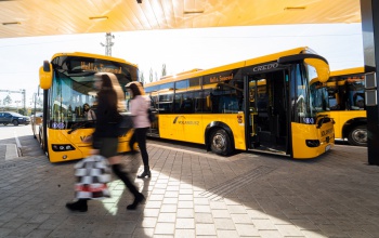 Huszonkét új távolsági busz állt forgalomba a vármegyében - Kaposváron Lázár János