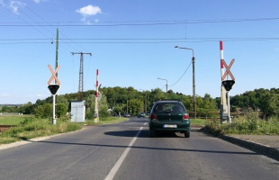Óvatosan, mert a vágányzár miatt nem működik néha a fénysorompó
