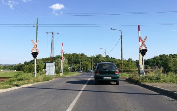 Óvatosan, mert a vágányzár miatt nem működik néha a fénysorompó