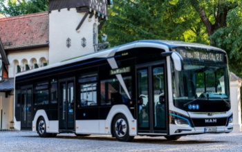 Egy elektromos MAN busz érkezik Kaposvárra augusztusban