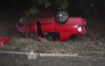 Árokba borult egy autó Jutánál