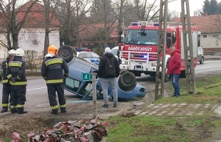 Fejtetőre állt egy autó a Toponári úton