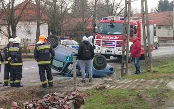 Fejtetőre állt egy autó a Toponári úton