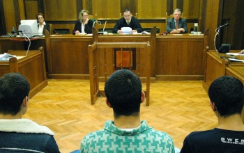 Őrizetbe vétele alatt állították bíróság elé a padon alvó sértettet  kifosztó vádlottat Siófokon