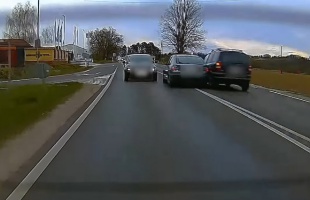 Életveszélyes előzés: egy őrült autós miatt hárman kaptak majdnem szívrohamot