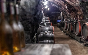 Nem nyitottak ajtót neki, így kiszolgálta magát - több üveg bort lopott el az ismerőse pincéjéből