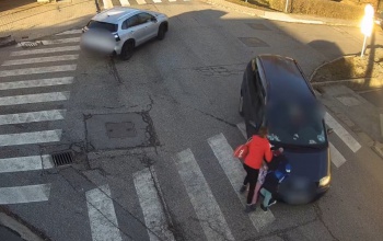 A zebrán ütöttek el egy nőt és két gyermeket - videó