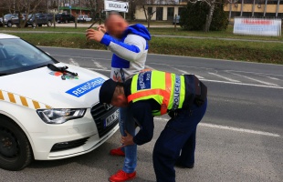 Füvet leltek a járműben Szőlősgyörökben