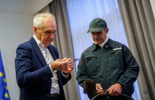 Szerencsehozó szőrszálak kitépve, indulhat a 2024-es év
