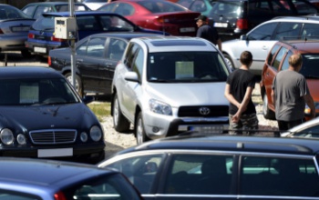 Ingyen kereshetők és lekérdezhetők lesznek az autók adatai januártól
