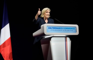 A jobboldali Le Pen nyerte a francia választások első fordulóját