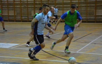 Sima Sim-siker a teremfociban